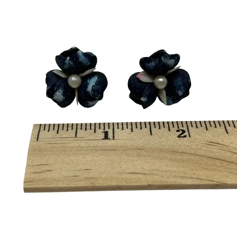 Vintage Flower Screw Back Earrings‎ Blue Shells with Faux Pearl Accent